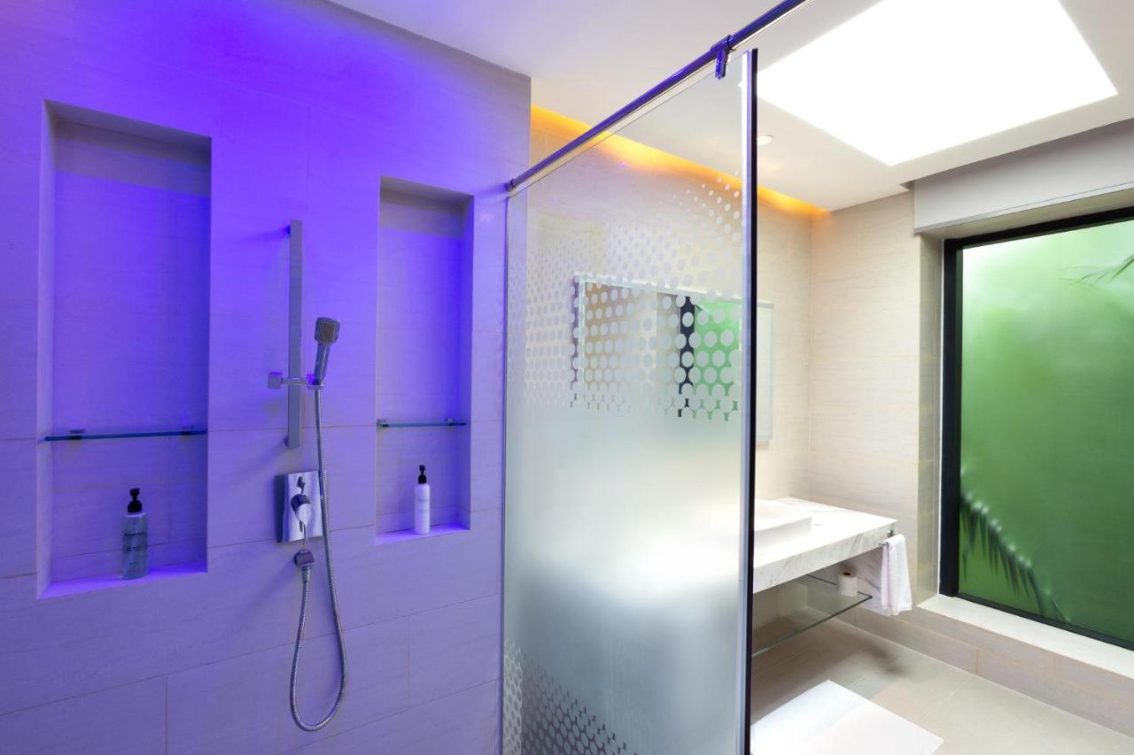 Kandima Maldives Kudahuvadhoo Exterior photo A shower with a sliding door